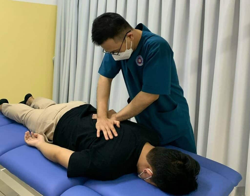 Chuyên gia Võ Thành Toàn chuyên khám và điều trị nắn chỉnh xương khớp, giúp cải thiện sức khỏe toàn diện.
